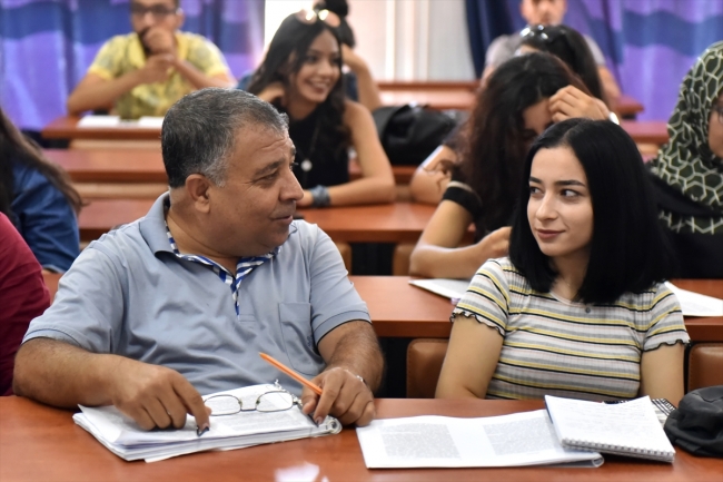 57 yaşında hem öğretmen hem öğrenci